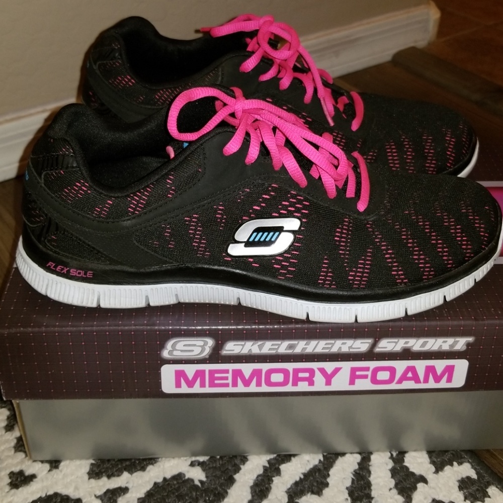 Sketchers Memory Foam Sketch-Knit Size 9.5